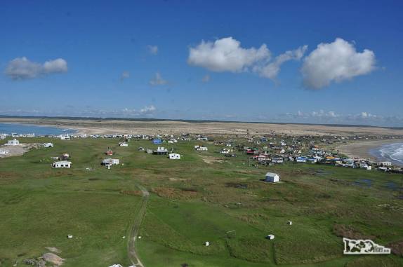 Do alto do farol se pode ver, ao mesmo tempo, as duas praias ao redor da península de Cabo Polonio, no litoral do Uruguai
